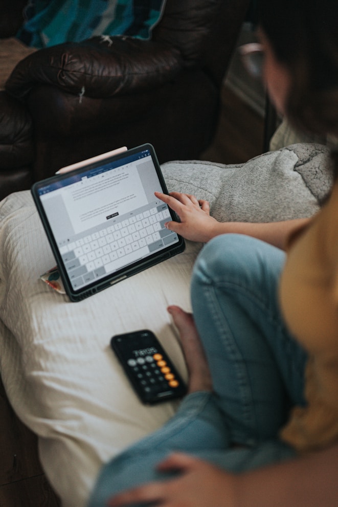 Person mit Tablet