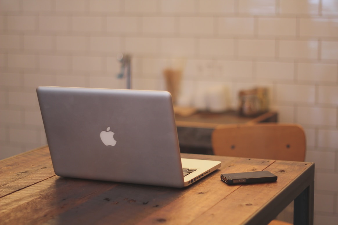 Laptop auf Holztisch